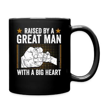 Aufgezogen von einem großartigen Mann mit einem großen Herzen zum Vatertag - Tasse einfarbig - Schwarz - Rechts