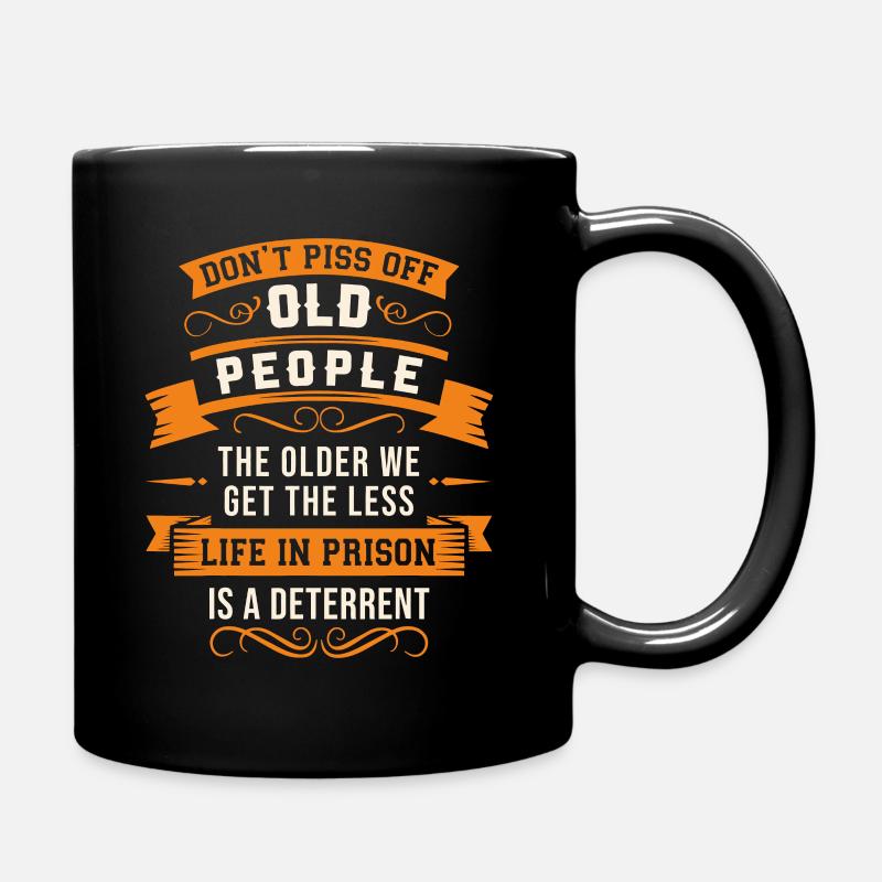 Verärgern Sie alte Menschen nicht, je älter wir werden - Tasse einfarbig - Schwarz