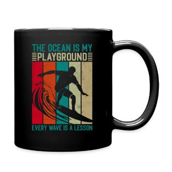 Der Ozean ist mein Spielplatz; Jede Welle ist eine Lektion - Tasse einfarbig - Schwarz - Rechts