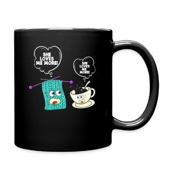 Stricken Humor Sie Liebt Mich Mehr - Tasse einfarbig - Schwarz - Rechts