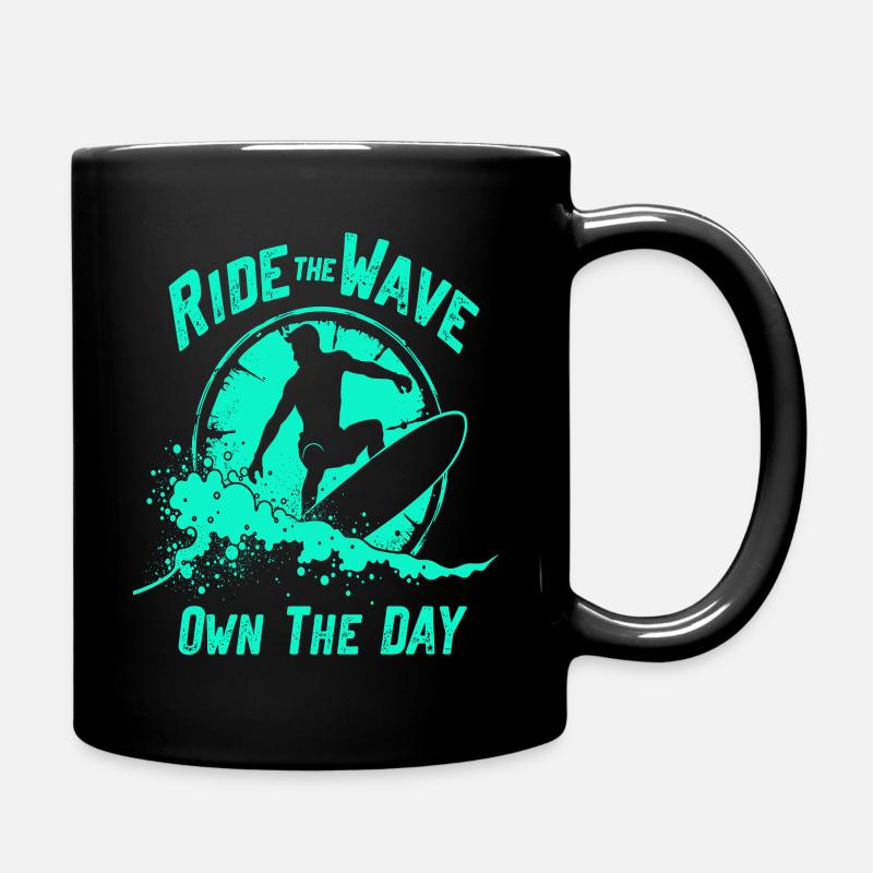 Surfer Ride the Wave – Own the Day Spruch - Tasse einfarbig - Schwarz