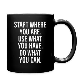 Commence là où tu es, utilise ce que tu as, fais quoi. - Mug uni - noir - Droite