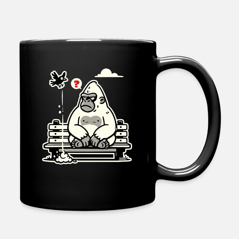 Gorille sur le banc avec l’oiseau curieux - Mug uni - noir