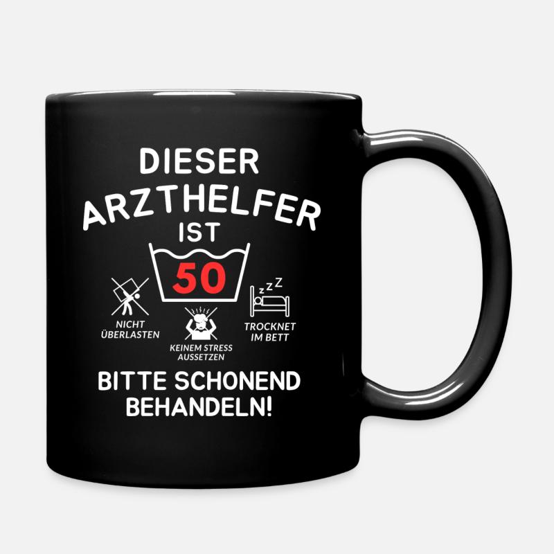 Cet adjoint au médecin a 50 ans. Traitez en douceur - Mug uni - noir