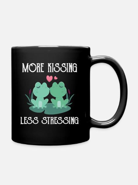 More kissing less stressing fun küssende Frösche - Tasse einfarbig - Schwarz