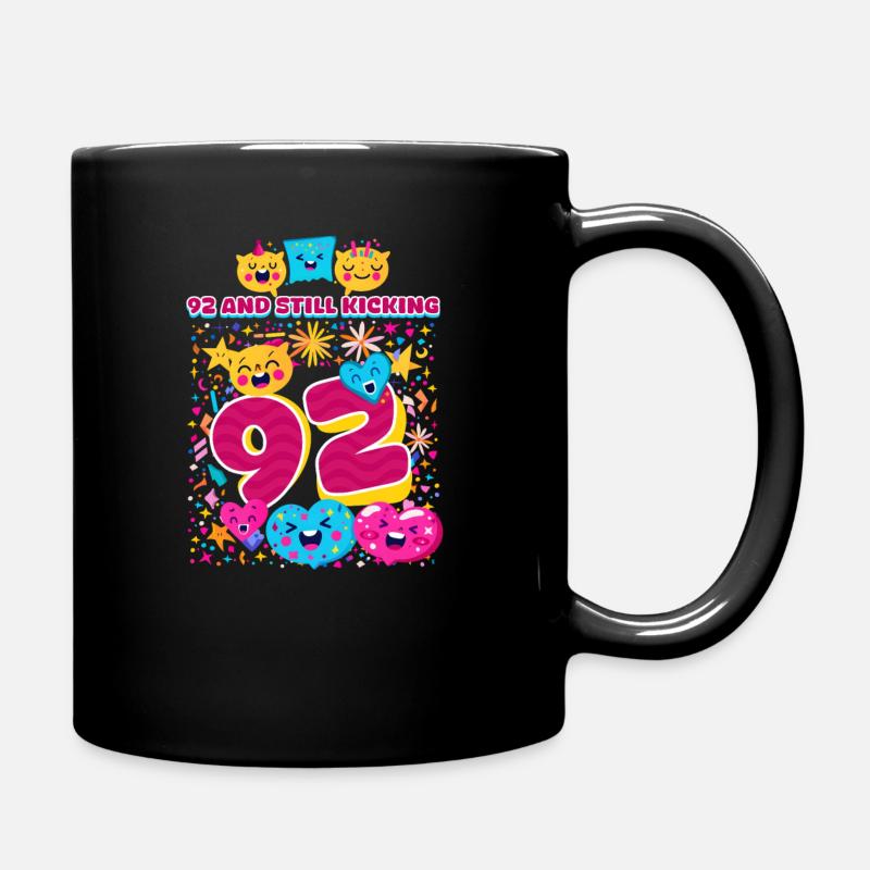 92. Geburtstag 92 Und immer noch kickt - Tasse einfarbig - Schwarz