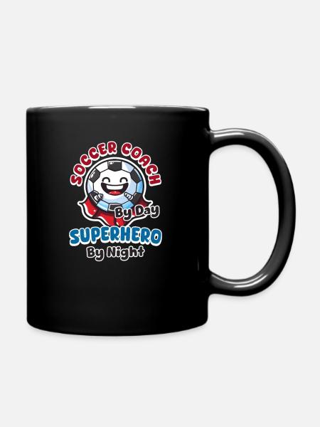 Entraîneur de football Entraîneur de football par jour, super-héros par Nig - Mug uni - noir