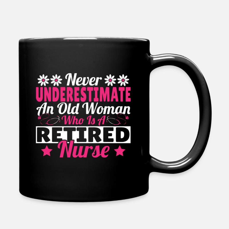 Unterschätze niemals eine alte Frau, die eine - Tasse einfarbig - Schwarz