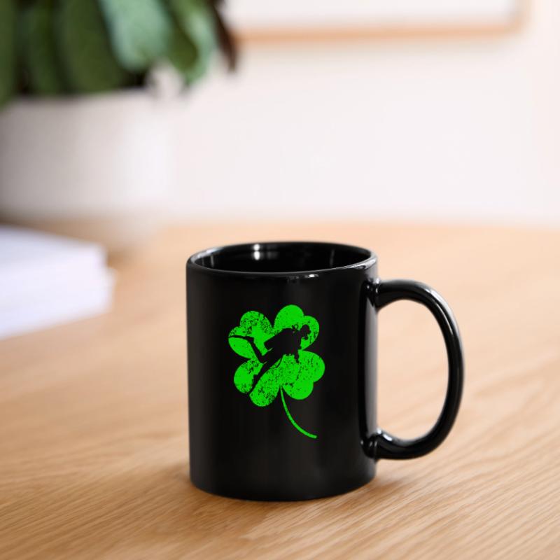 Plongée dans le trèfle de la Saint-Patrick Mug uni