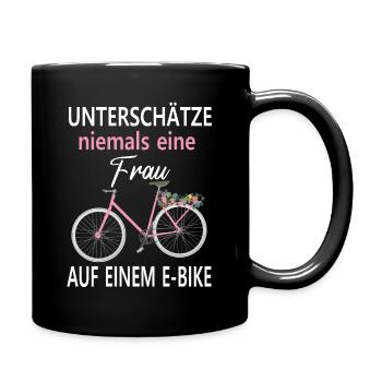 Unterschätze niemals eine Frau auf einem E-Bike - Tasse einfarbig - Schwarz - Rechts