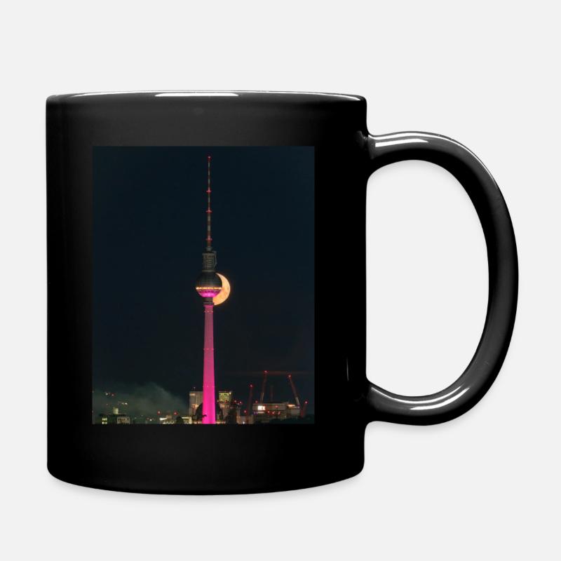 Pinker Berliner Fernsehturm mit großem Mond - Tasse einfarbig - Schwarz