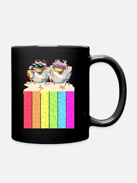 Chiens sur la plage avec le drapeau arc-en-ciel - Mug uni - noir