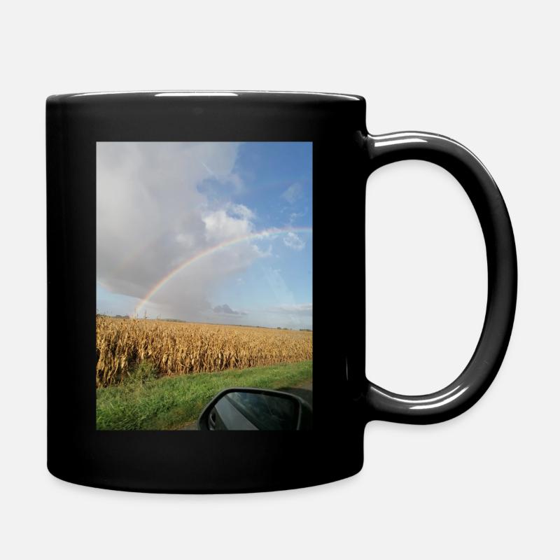 Arc-en-ciel sur la route et champs de blé - Mug uni - noir