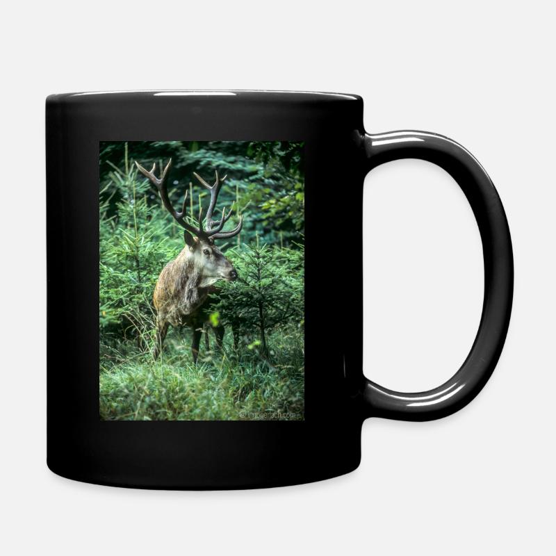 Rothirsch in junger Fichtenschonung - Tasse einfarbig - Schwarz
