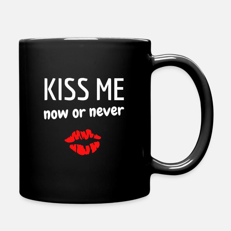 Küss mich jetzt oder nie trifft Humor Küsse - Tasse einfarbig - Schwarz