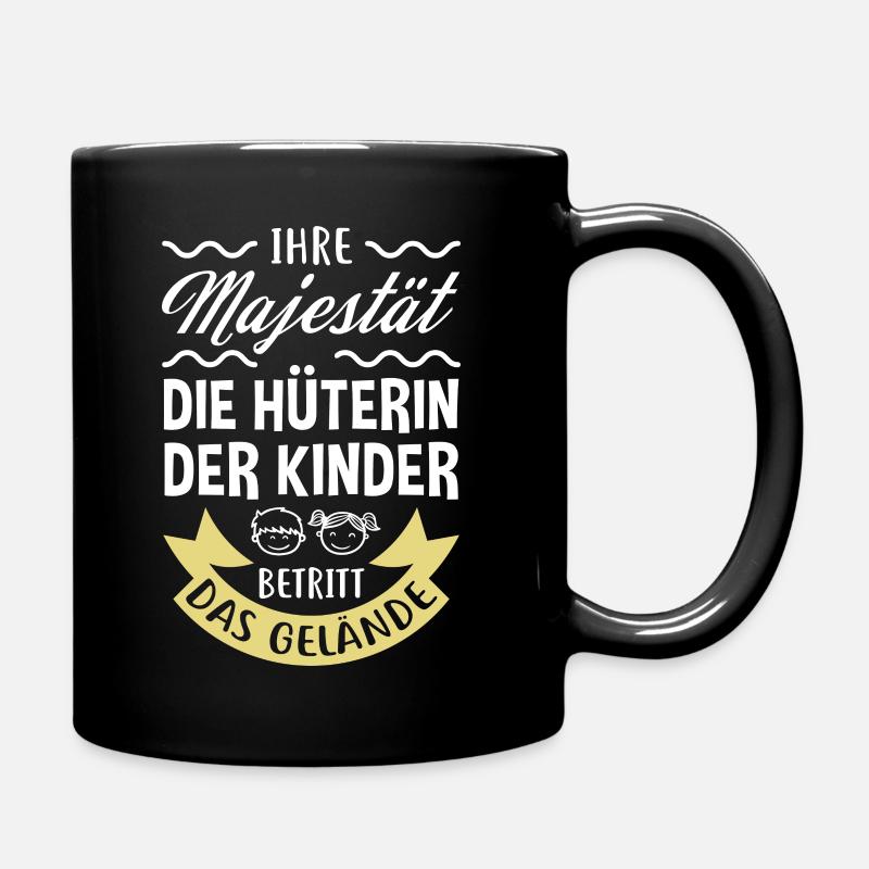 Die Hüterin der Kinder betritt das Gelände - Tasse einfarbig - Schwarz
