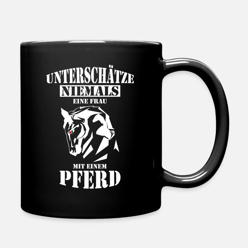 UNTERSCHÄTZE NIEMALS FRAU PFERD PFERDESHIRT - Tasse einfarbig - Schwarz