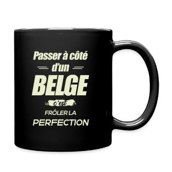 PERFECTION À CÔTÉ D'UN BELGE - Mug uni - noir - Droite