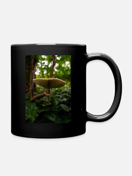 Champignon parapluie dans le lierre - Mug uni - noir