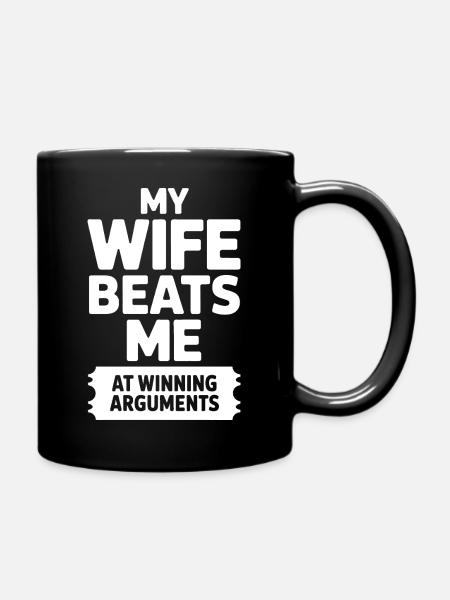 Wife Beats Me at Winning Arguments - Ensfarvet krus - sort