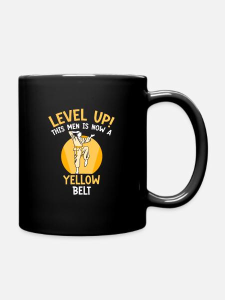 Level Up! This men is now a yellow belt - Tasse einfarbig - Schwarz
