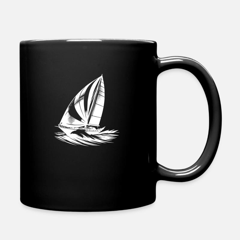 Elegantes Segelboot pflügt sich durch die Welle - Tasse einfarbig - Schwarz