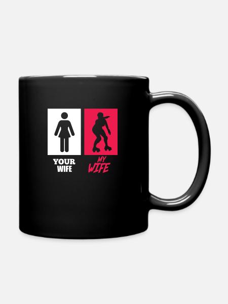 Your Wife My Wife skater - Ensfarvet krus - sort