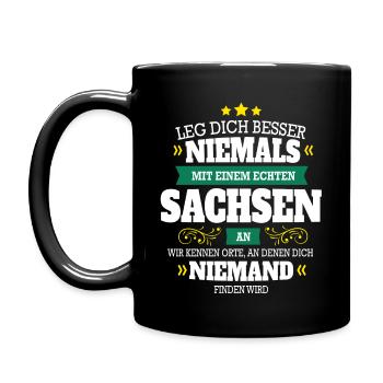 LEG DICH NIEMALS MIT EINEM SACHSEN AN GESCHENK - Tasse einfarbig - Schwarz - Links
