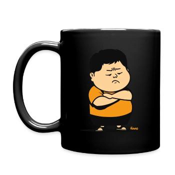 Bockiger Junge mit verschränkten Armen und Schmoll - Tasse einfarbig - Schwarz - Links