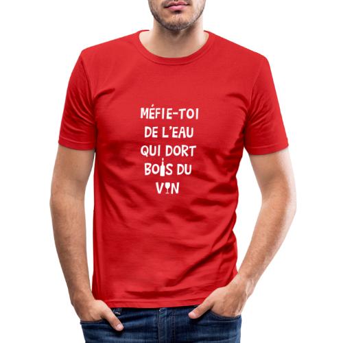 MÉFIE-TOI DE L'EAU QUI DORT, BOIS DU VIN ! - T-shirt près du corps Homme