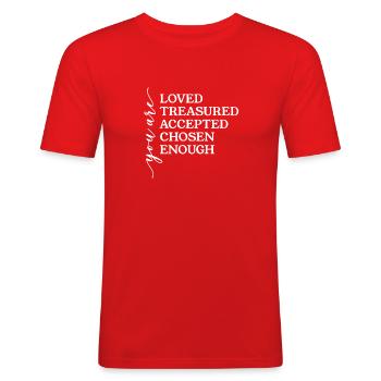 Glaube & Christliche Kleidung | Geliebt - Männer Slim Fit T-Shirt - Rot - Vorne - Jaron (178cm)