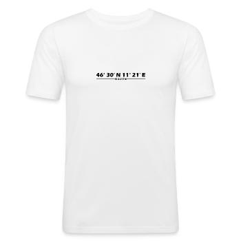Bozen Koordinaten - Männer Slim Fit T-Shirt - Weiß - Vorne - Nik (191cm)