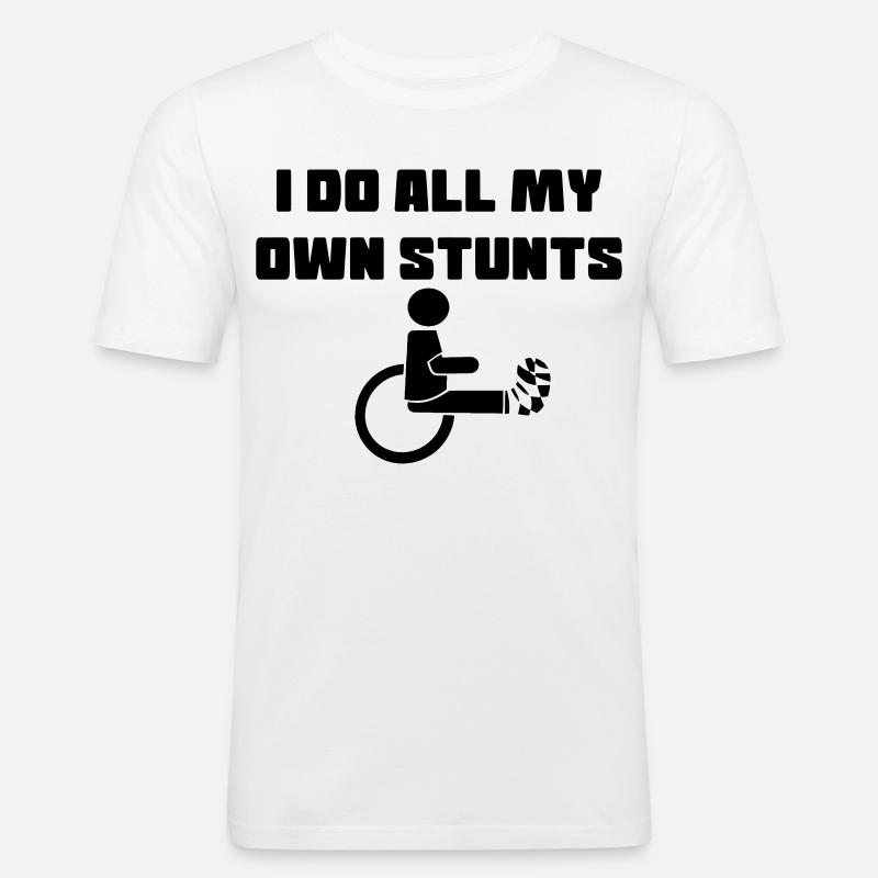 Rollstuhlfahrer mit Bein in Gips # - Männer Slim Fit T-Shirt - Weiß