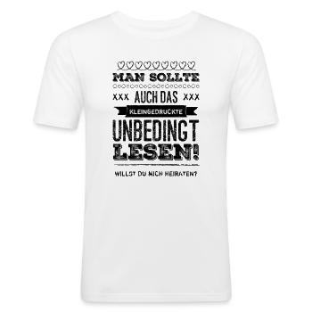 WILLST DU MICH HEIRATEN - ANTRAG - KLEINGEDRUCKTES - Männer Slim Fit T-Shirt - Weiß - Vorne - Nik (191cm)