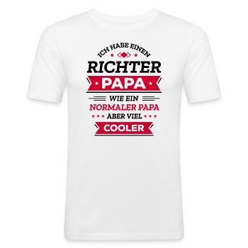 RICHTER PAPA COOL, GERECHT, STIL, JUSTIZ - Männer Slim Fit T-Shirt - Weiß - Vorne - Nik (191cm)