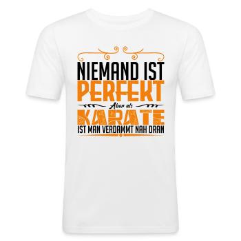 Karate Kampfsport Niemand ist perfekt aber als - Männer Slim Fit T-Shirt - Weiß - Vorne - Nik (191cm)