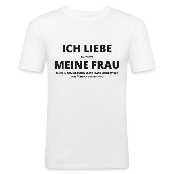 Sarkastisches T-Shirt: 'Frau liebt meine Witze' - Männer Slim Fit T-Shirt - Weiß - Vorne - Nik (191cm)