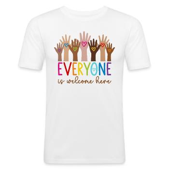 Everyone is welcome here - Männer Slim Fit T-Shirt - Weiß - Vorne - Nik (191cm)