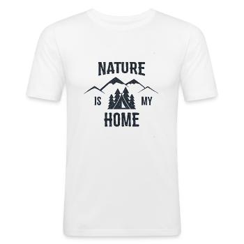 La nature est ma maison - T-shirt près du corps Homme - blanc - Devant - Nik (191cm)