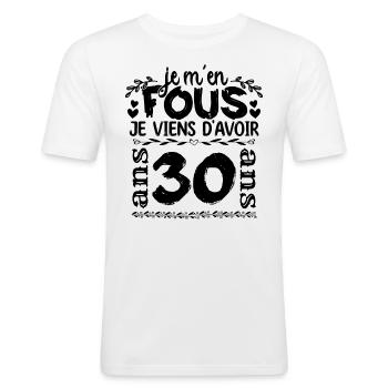 J’ai 30 ans | Je m'en fous j'ai 30 ans - T-shirt près du corps Homme - blanc - Devant - Nik (191cm)