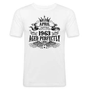 1963 | April Aged Perfectly 1963 Geburtstagsgeschenk - Männer Slim Fit T-Shirt - Weiß - Vorne - Nik (191cm)