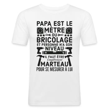 Papa le maître du bricolage 2 - T-shirt près du corps Homme - blanc - Devant - Nik (191cm)
