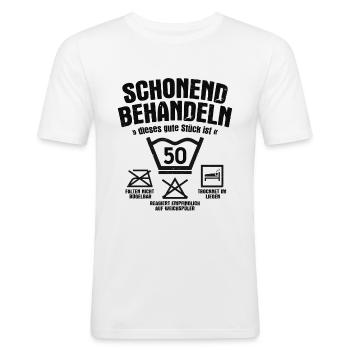 SCHONEND BEHANDELN 50 JAHRE ALT 50. GEBURTSTAG - Männer Slim Fit T-Shirt - Weiß - Vorne - Nik (191cm)