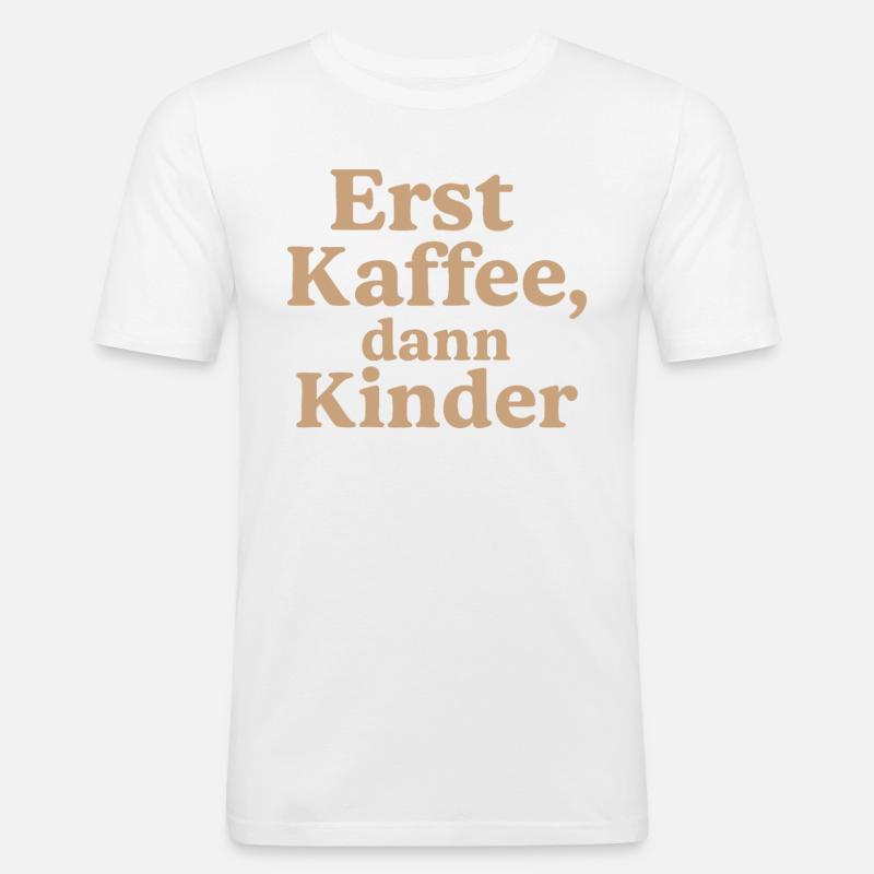 Erst Kaffee, DannKinder (milchkaffee) - Männer Slim Fit T-Shirt - Weiß