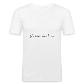 Ein Kuss auf den Nacken Spruch Französisch - Männer Slim Fit T-Shirt - Weiß - Vorne - Nik (191cm)