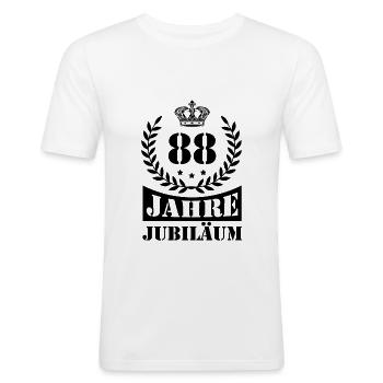 88 Zahl Kranz - Männer Slim Fit T-Shirt - Weiß - Vorne - Nik (191cm)