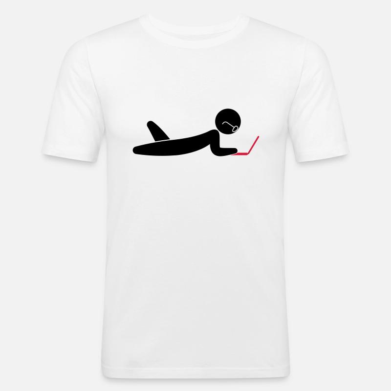 Ein Programmierer mit einem Laptop - Männer Slim Fit T-Shirt - Weiß
