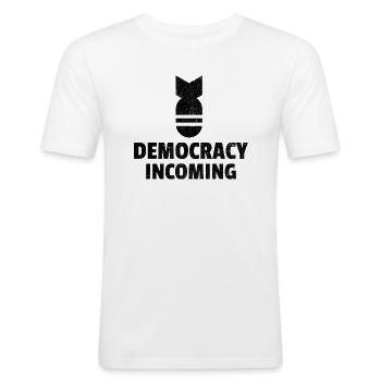Democracy Incoming : Humour politique - T-shirt près du corps Homme - blanc - Devant - Nik (191cm)