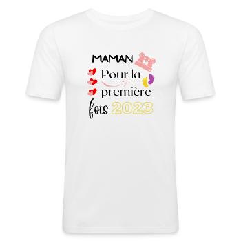 "Maman 2023" déjà un merveilleux souvenir. - T-shirt près du corps Homme - blanc - Devant - Nik (191cm)