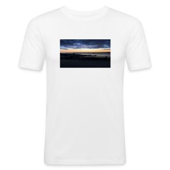 Minenjagdboot verlässt Eckernförde - Männer Slim Fit T-Shirt - Weiß - Vorne - Nik (191cm)